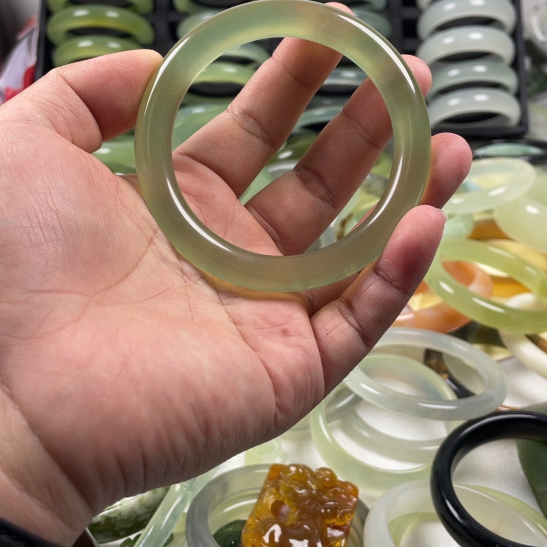 蛇纹石玉未镶嵌手镯