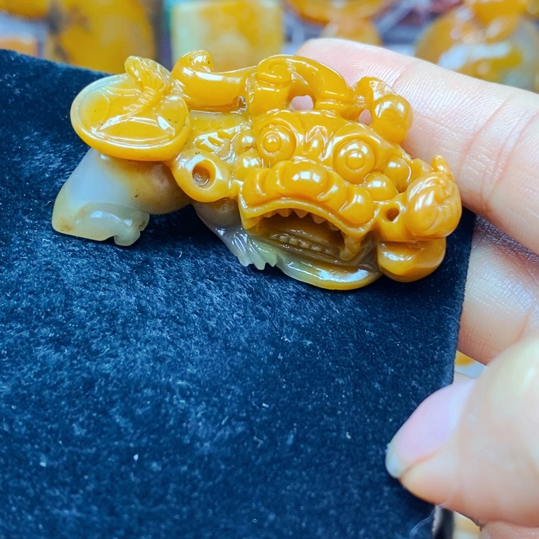 未镶嵌石英质玉（黄龙玉）颈饰