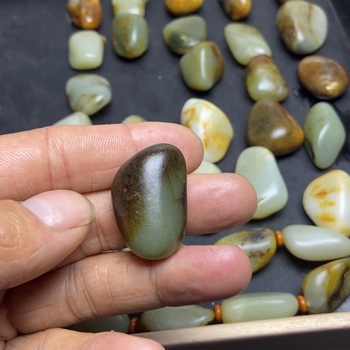 毛***豆和田玉（糖玉）未镶嵌珠宝奇石