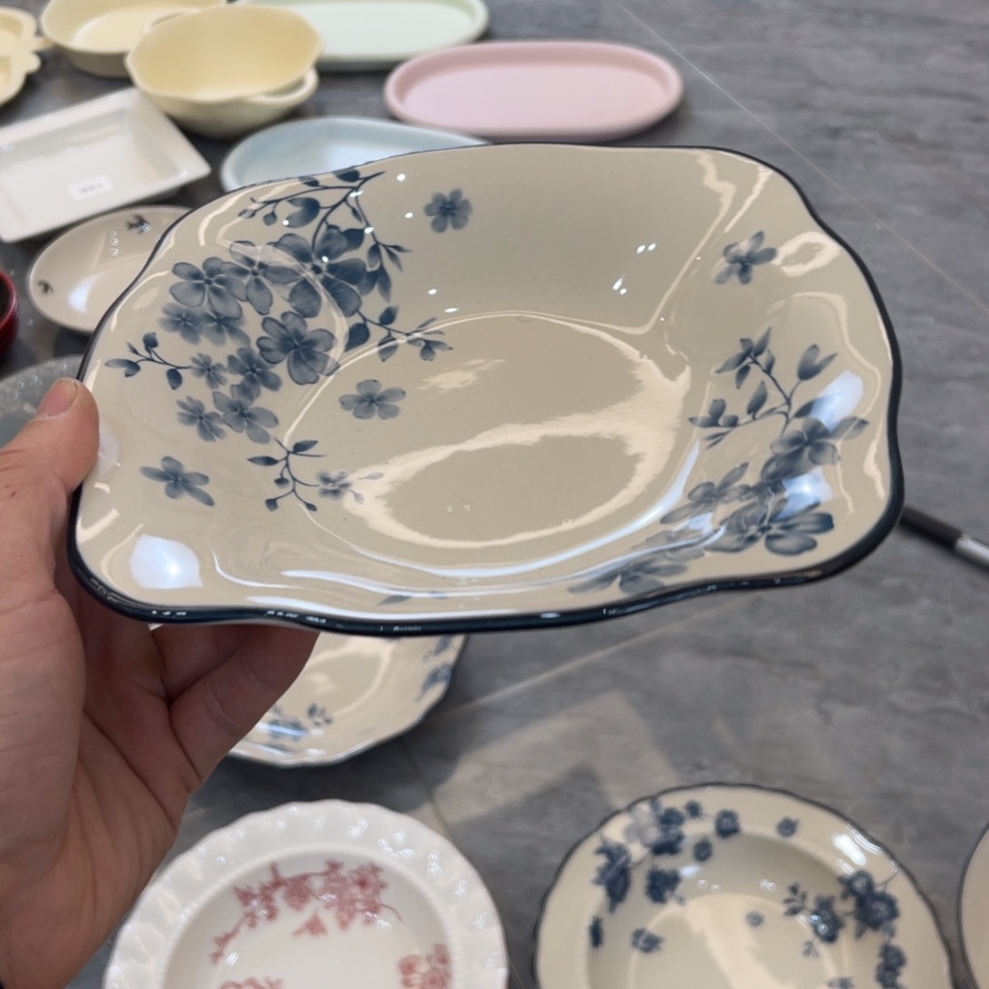 陶瓷微瑕餐具介意勿拍，满18飞！