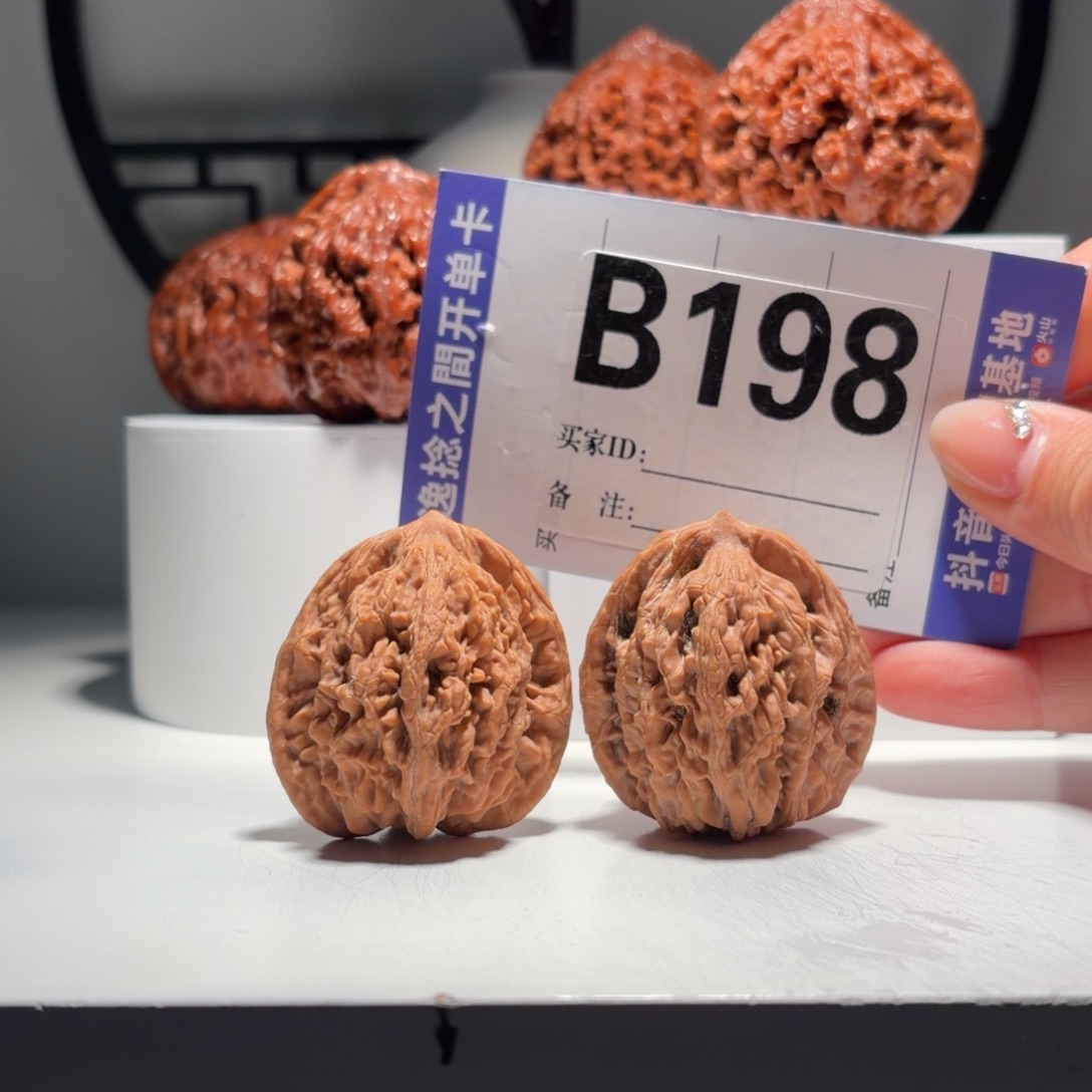 文玩核桃吊坠198 号堂上虎头 尺38