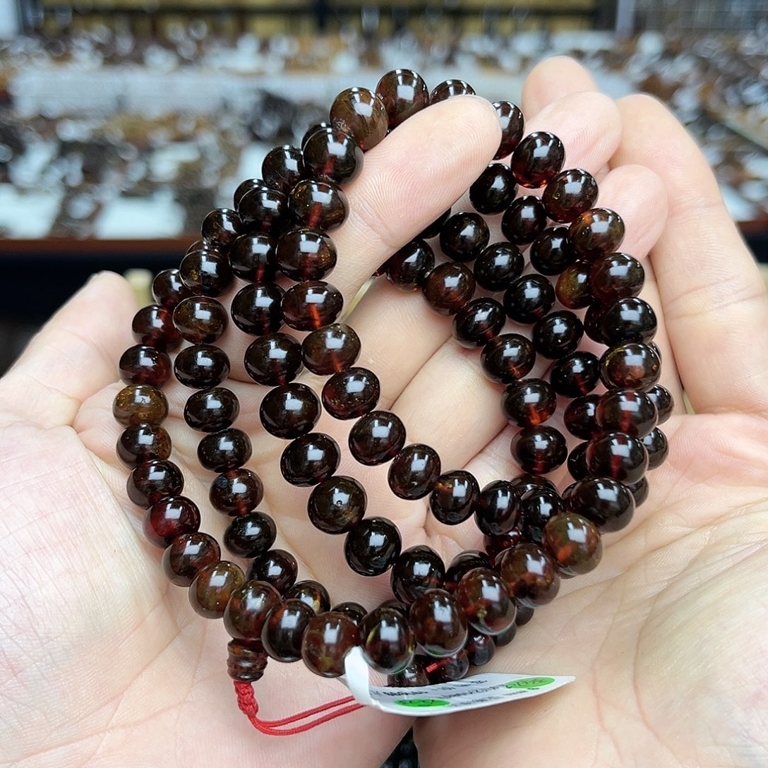 V***e未镶嵌琥珀裸石9+血珀