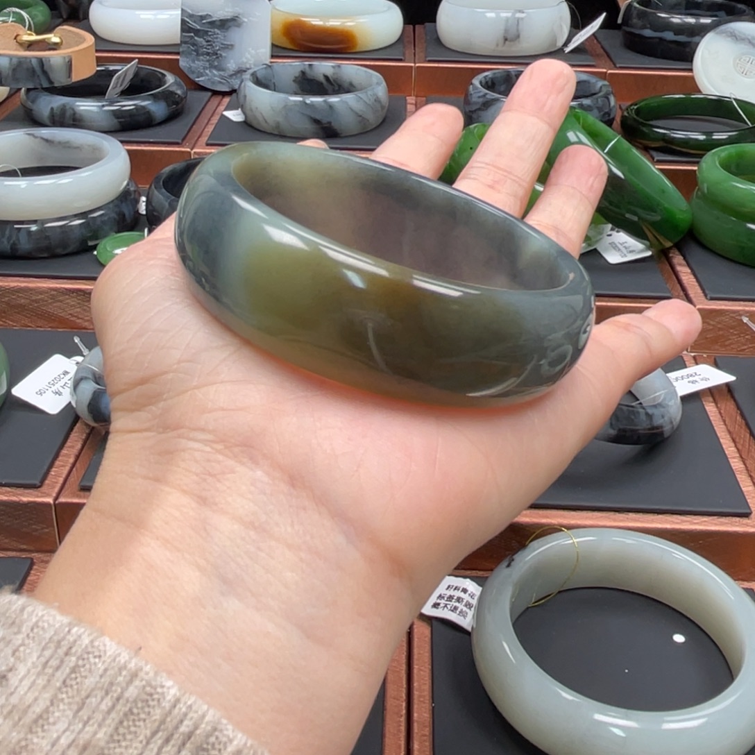 琦***和田玉未镶嵌手镯60