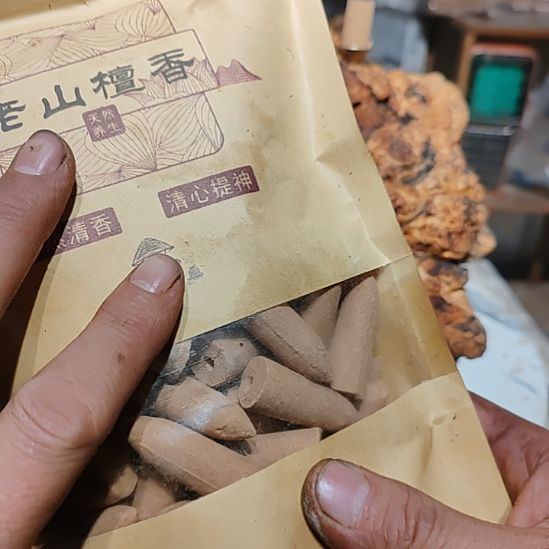泥塑北沉香琥珀木天然造型山水摆件。