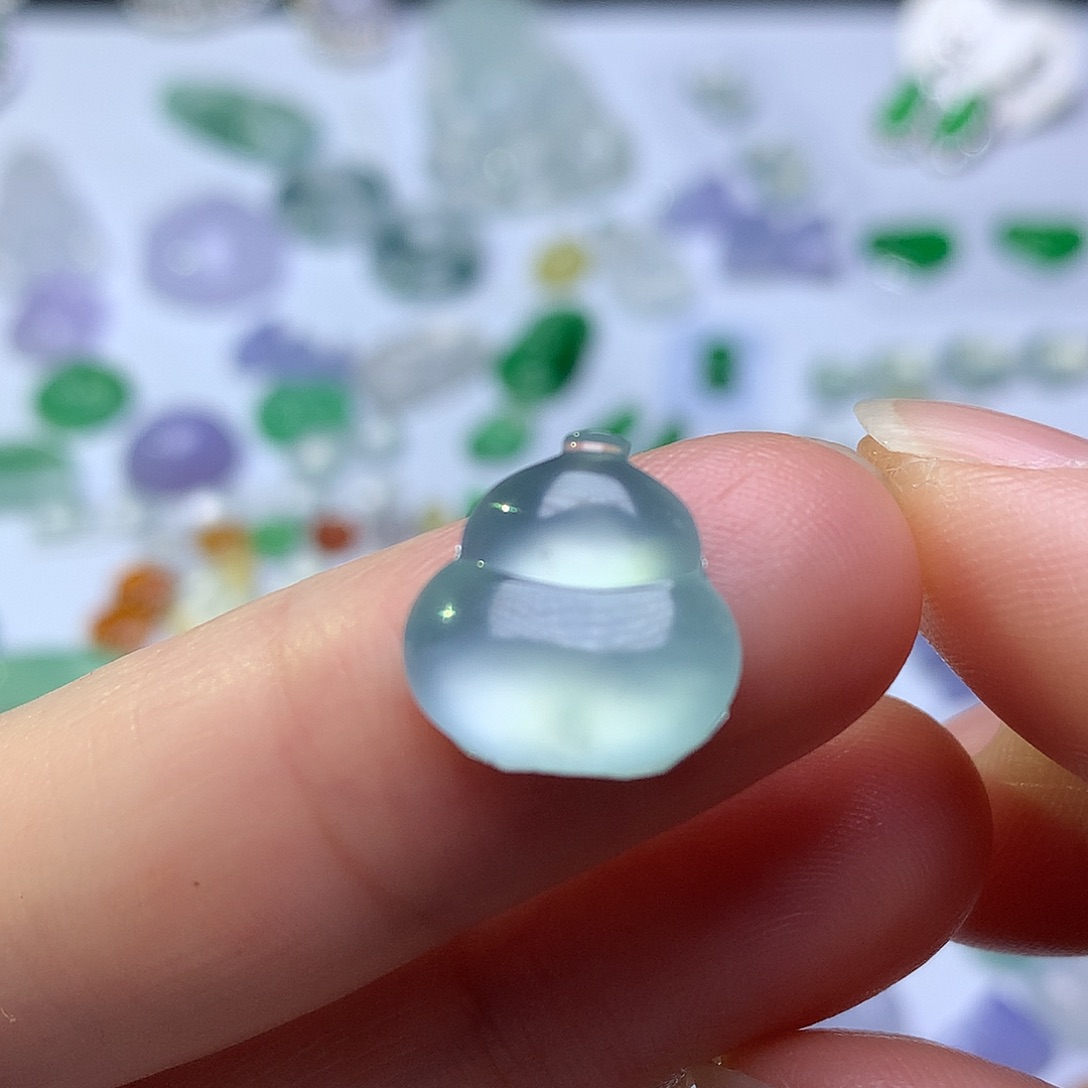 翡翠未镶嵌颈饰葫芦