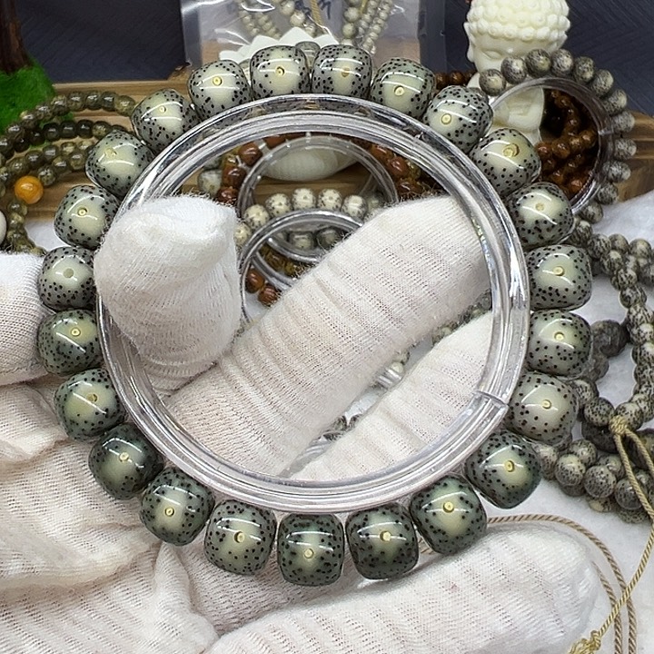 星月菩提手串海南原生态星月菩提绿包白10×9