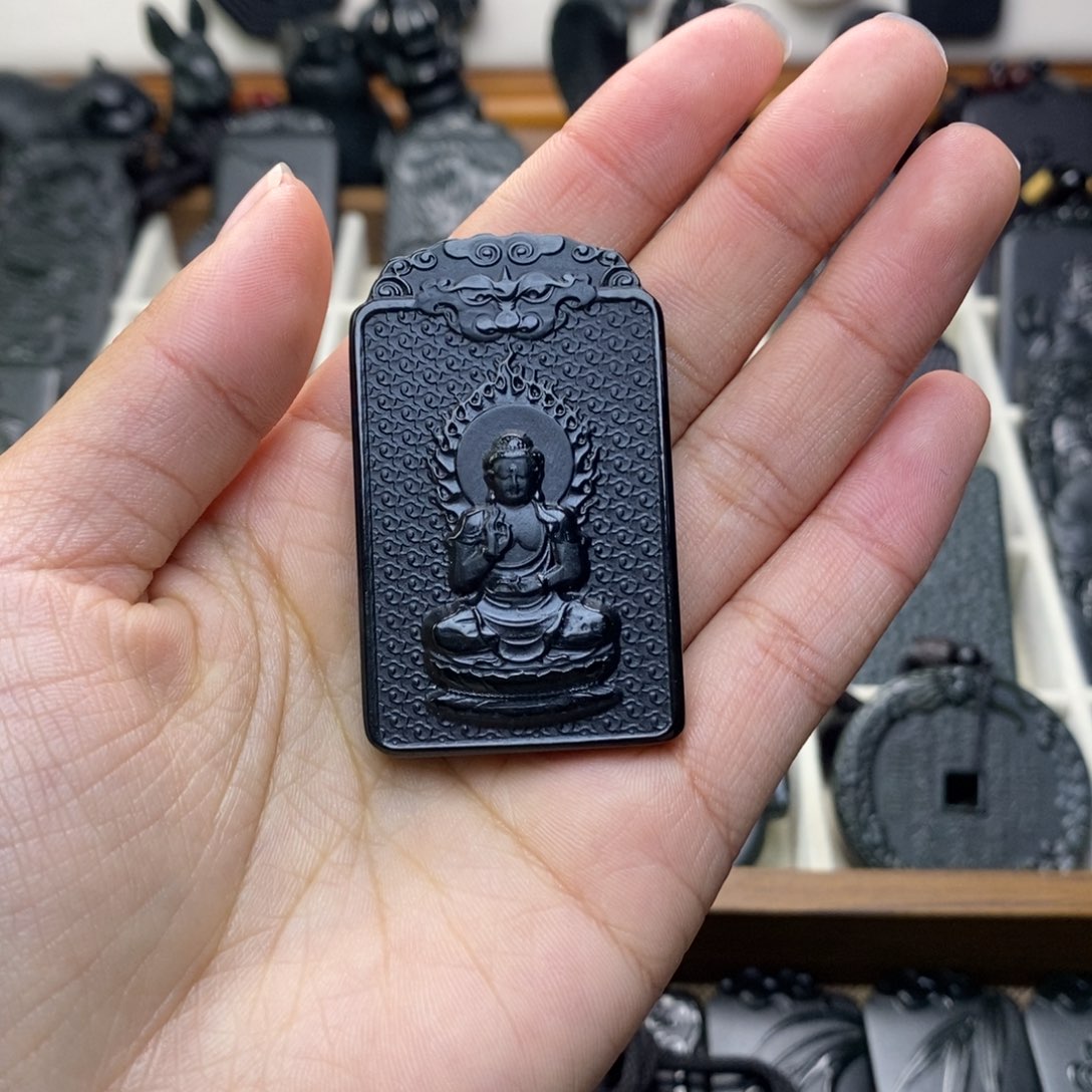 卢***彬和田玉未镶嵌颈饰