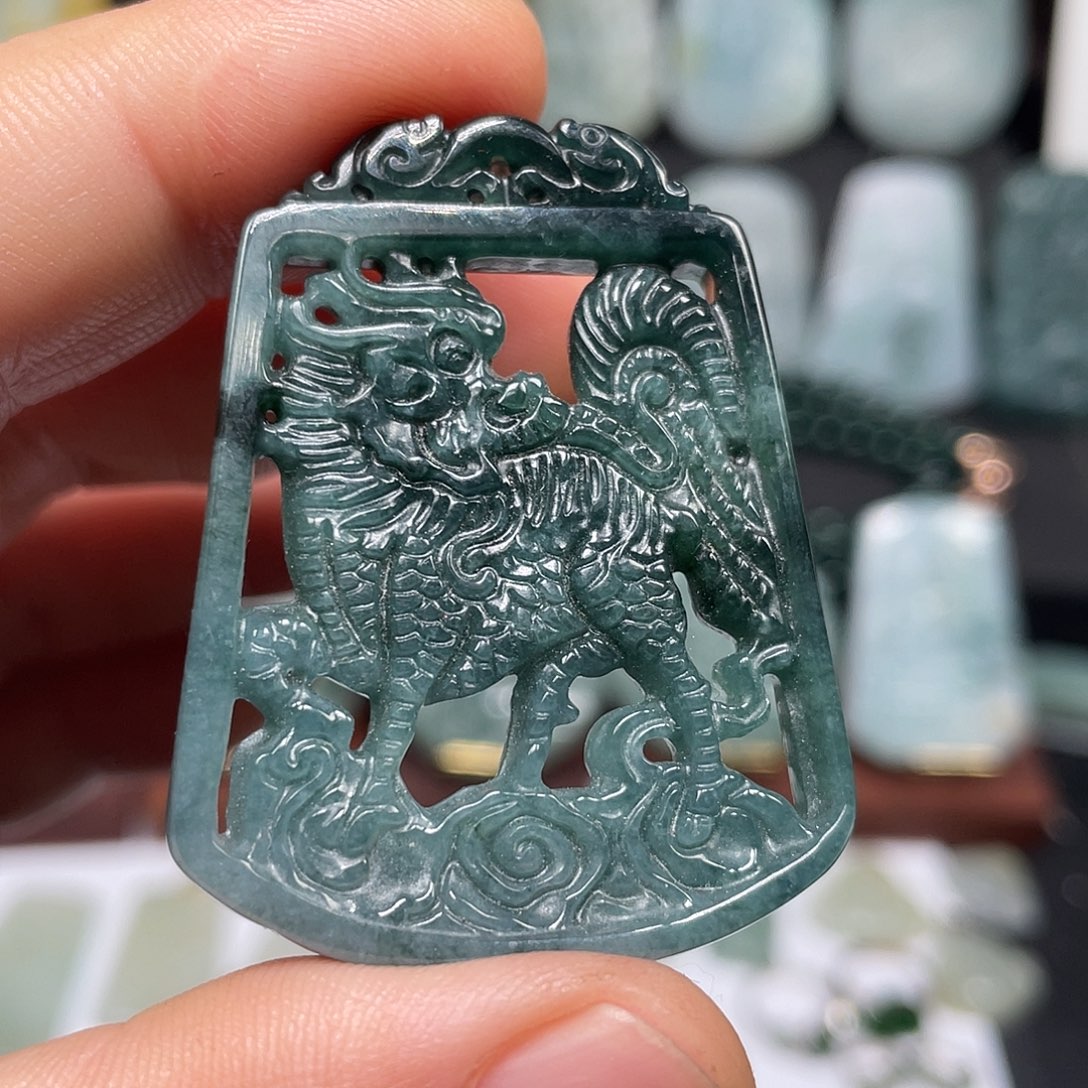 翡翠未镶嵌颈饰麒麟