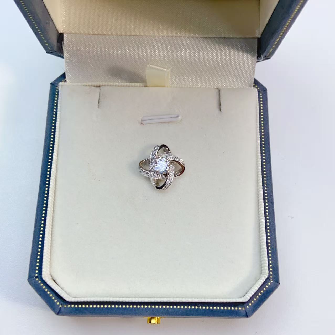 Pt950铂金镶嵌四叶草吊坠3.11克铂金吊坠时尚