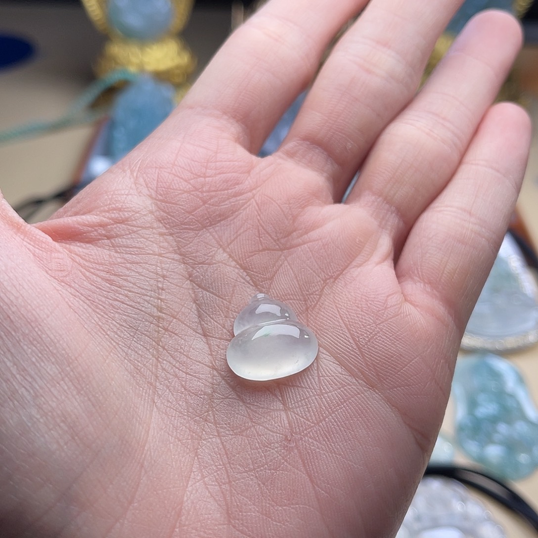 俊***驰翡翠未镶嵌颈饰翡翠葫芦冰件