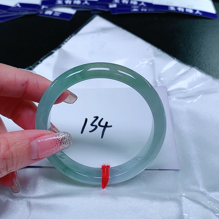 翡翠手镯未镶嵌翡翠手镯未镶嵌