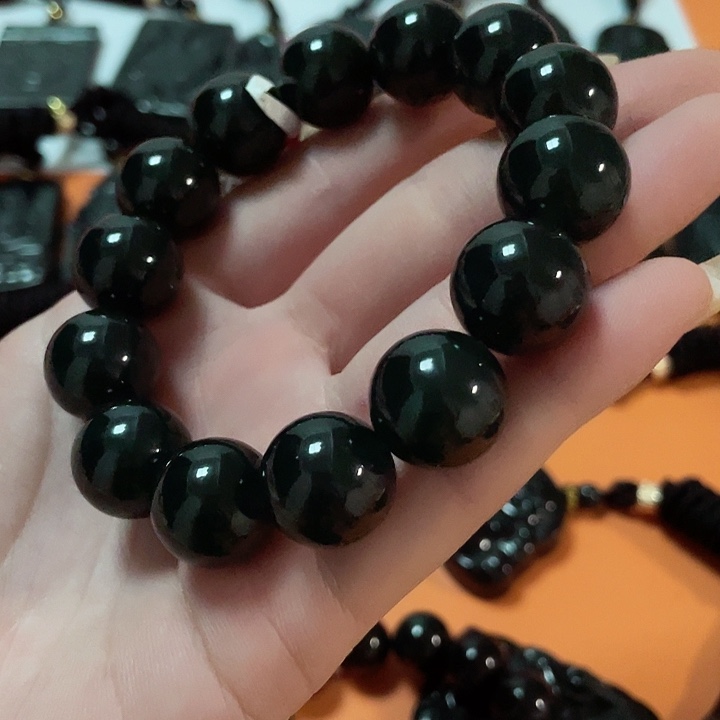 翡翠颈饰未镶嵌河***生