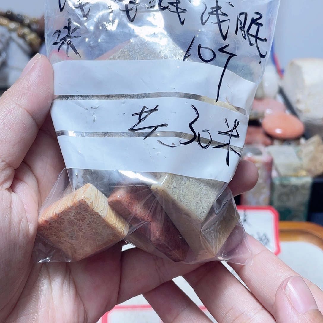 浅***。硅化珊瑚（珊瑚玉）合金颈饰