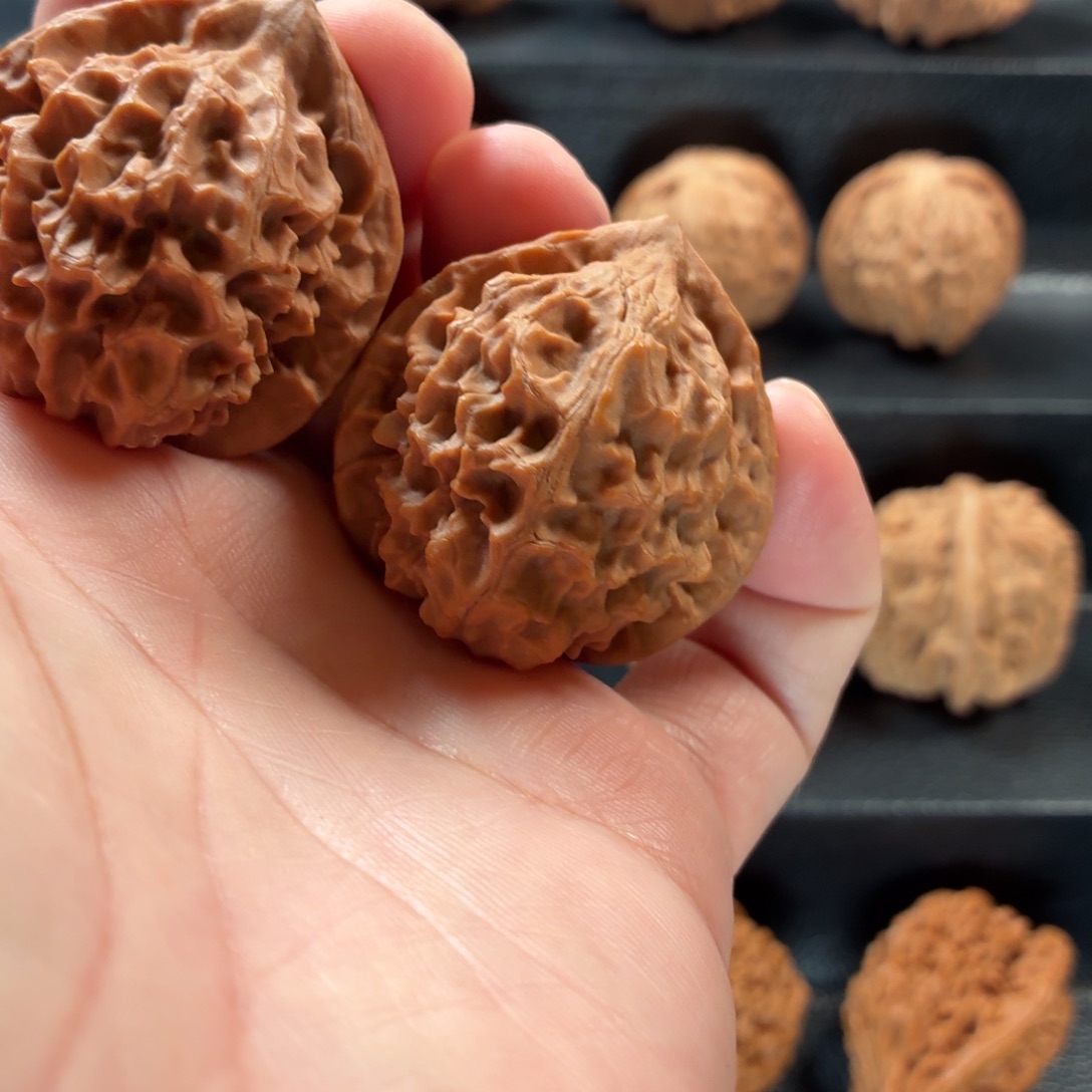 桃核把件山地龙鳞纹轻微水尖40