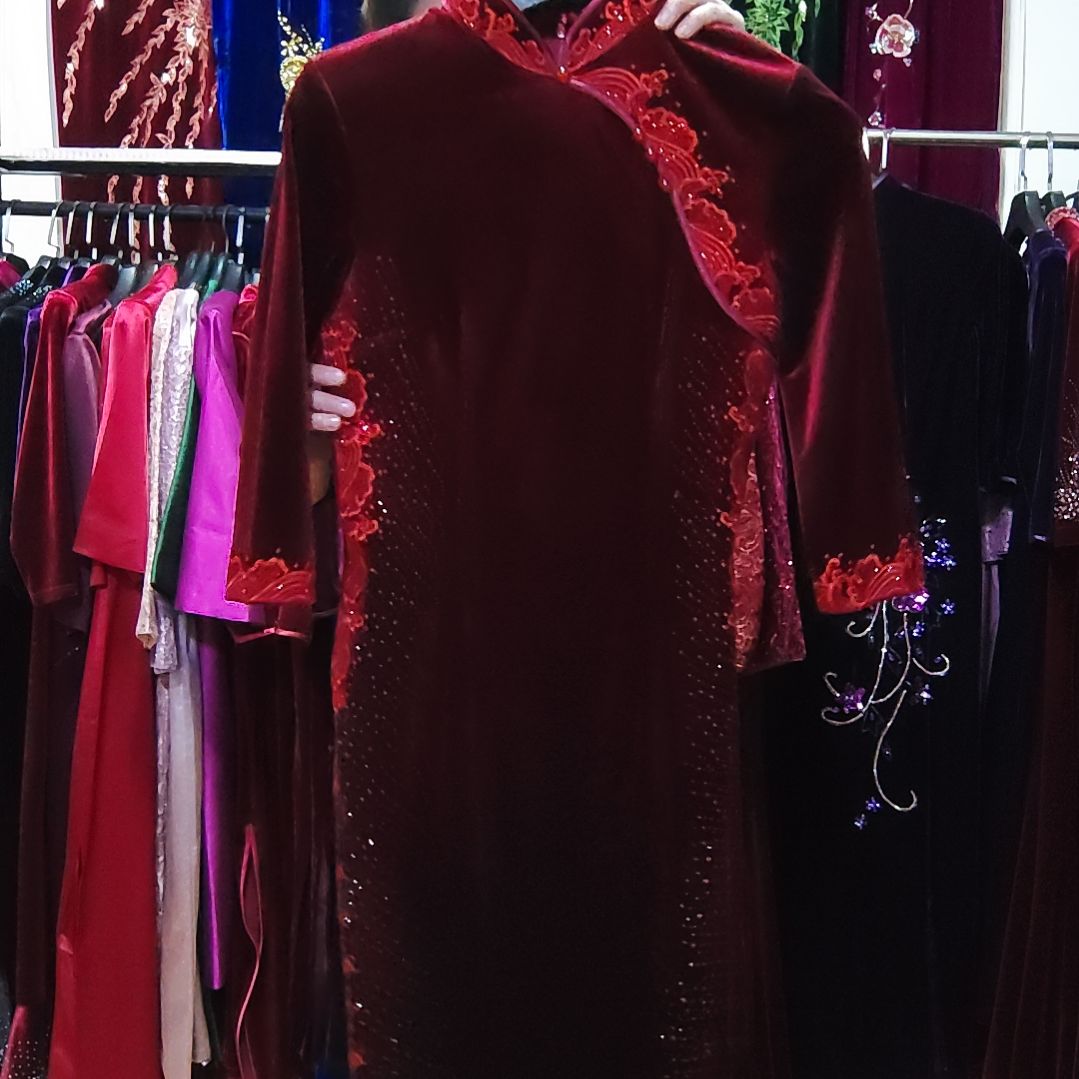 品牌枣红色金丝绒两侧刺绣烫钻长款旗袍l码110斤3XL130斤4XL140斤