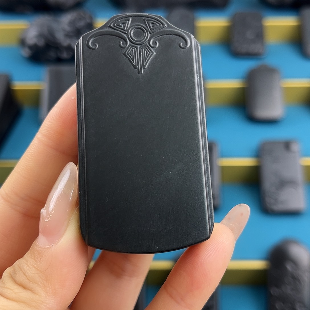 和田玉（墨玉）仿古无事牌未镶嵌猪*鬛