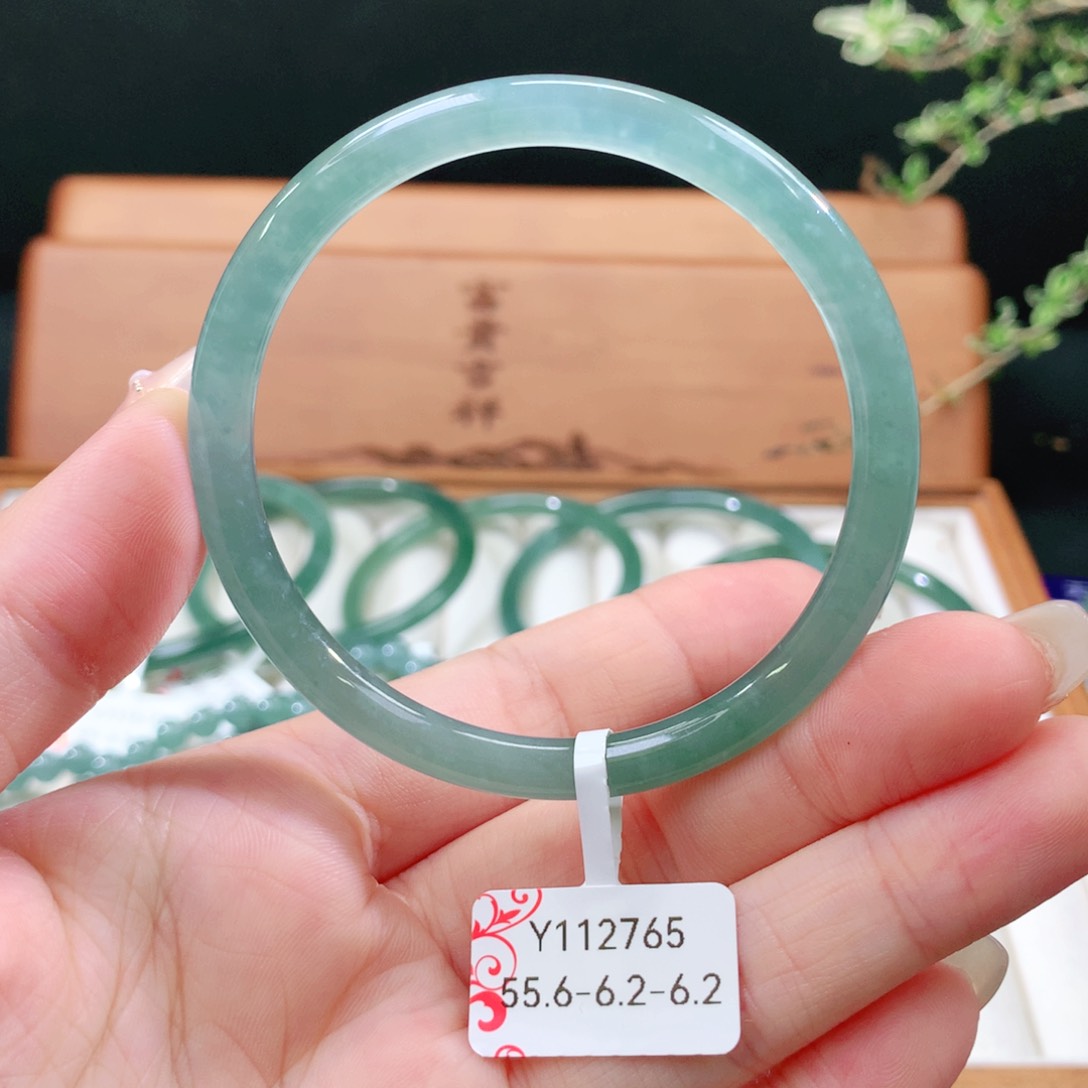 翡翠手镯未镶嵌天然