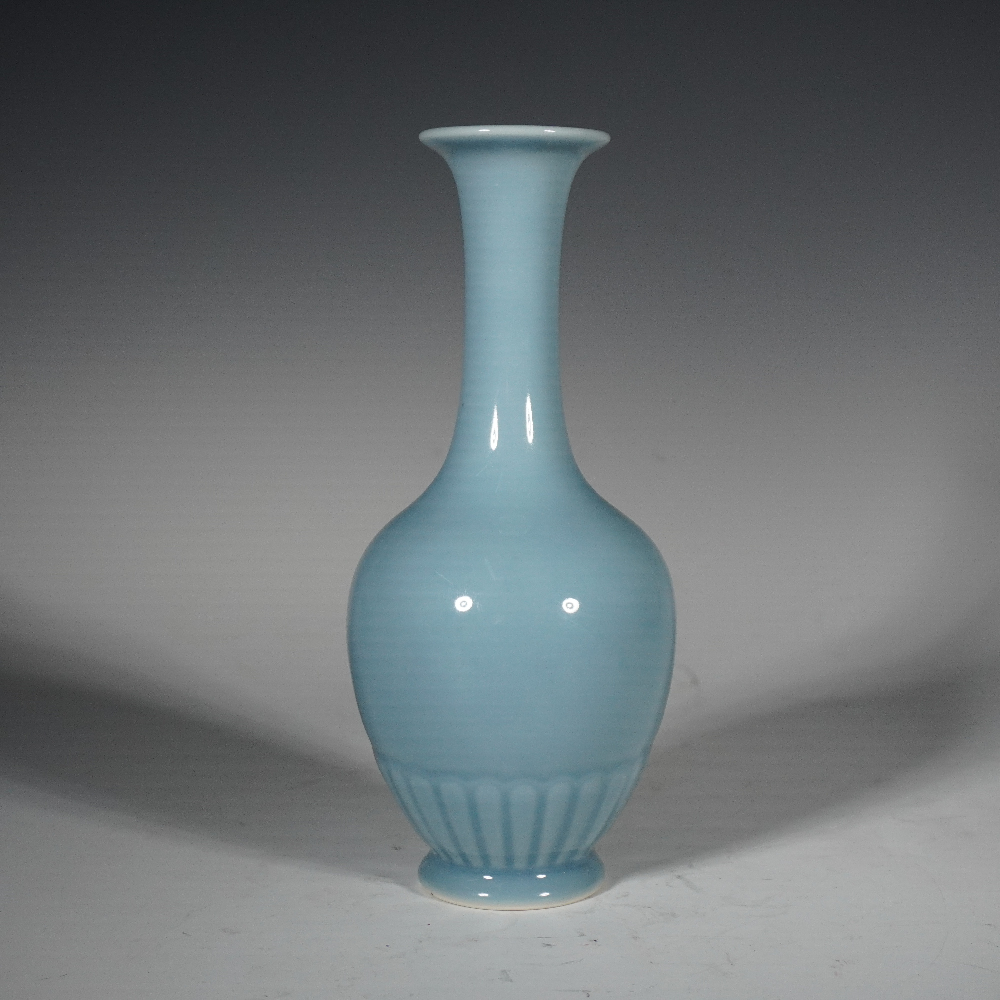 Lot 20323 清 天青釉菊瓣瓶【古董拍卖】