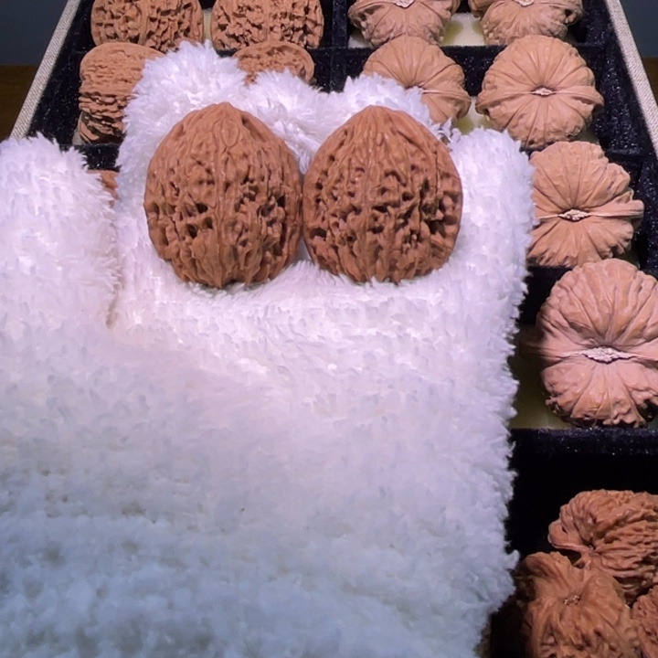 阿***奖吊坠文玩核桃南疆带黄