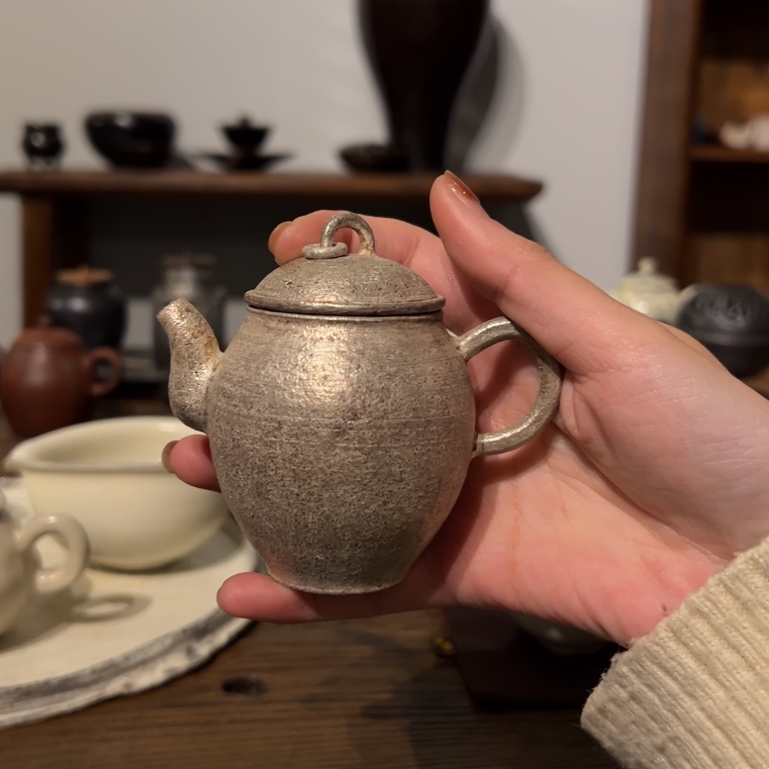 摆件十**…陶瓷。    陶瓷。       