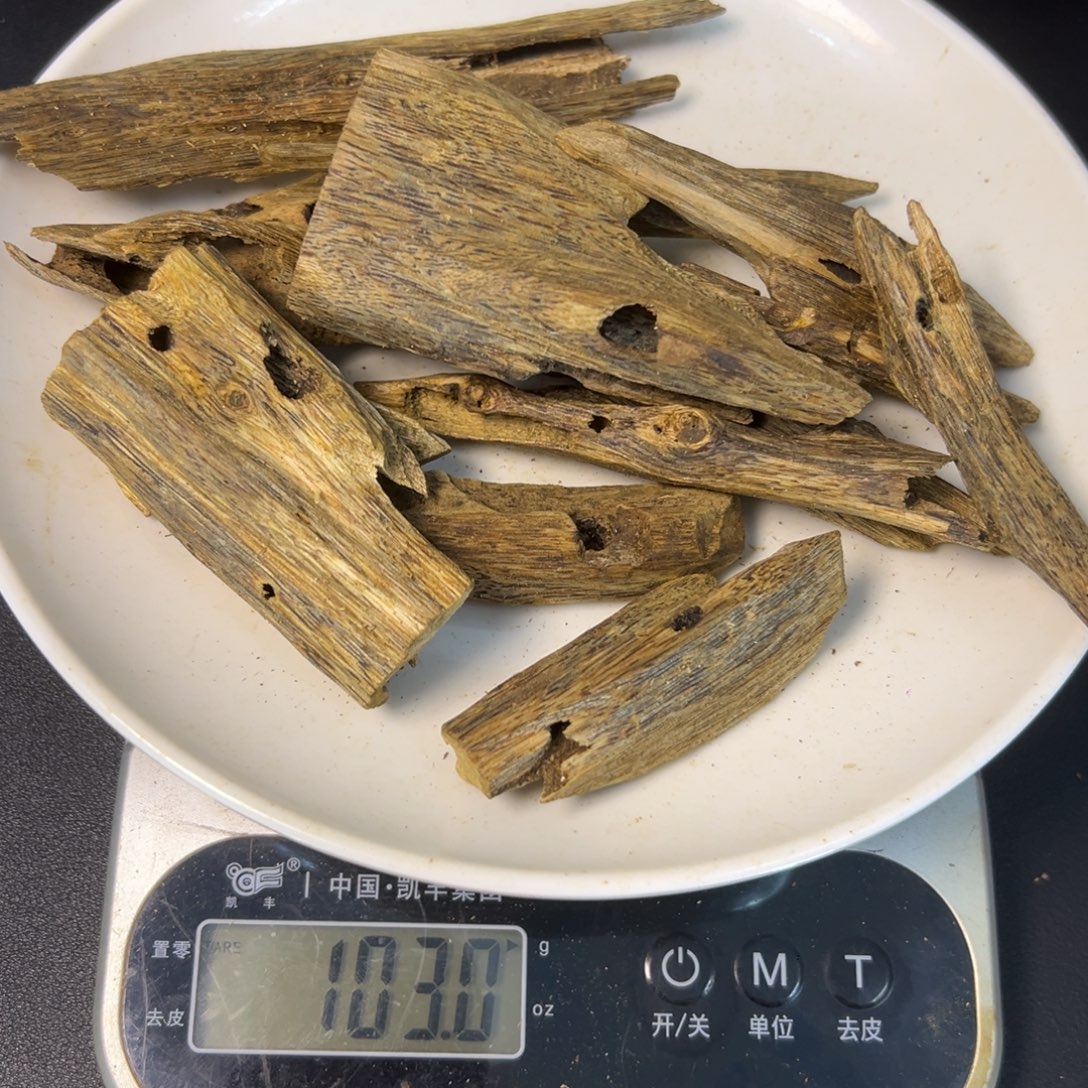 沉香沉香碎屑绿河虫眼