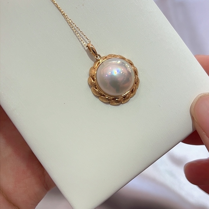 拼合珍珠（马贝珠）颈饰18K金镶嵌