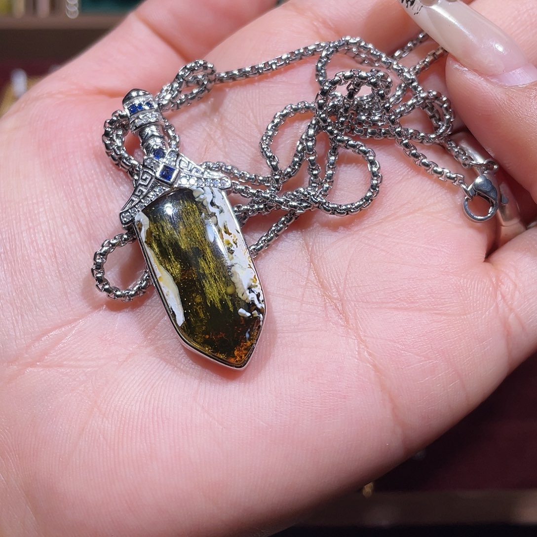 陈***泽琥珀银S925镶嵌颈饰吊坠