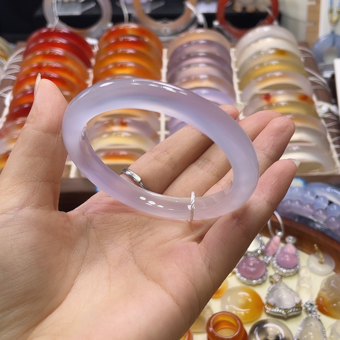 琬***室手镯玛瑙/玉髓未镶嵌不同光线不同角度色不同
