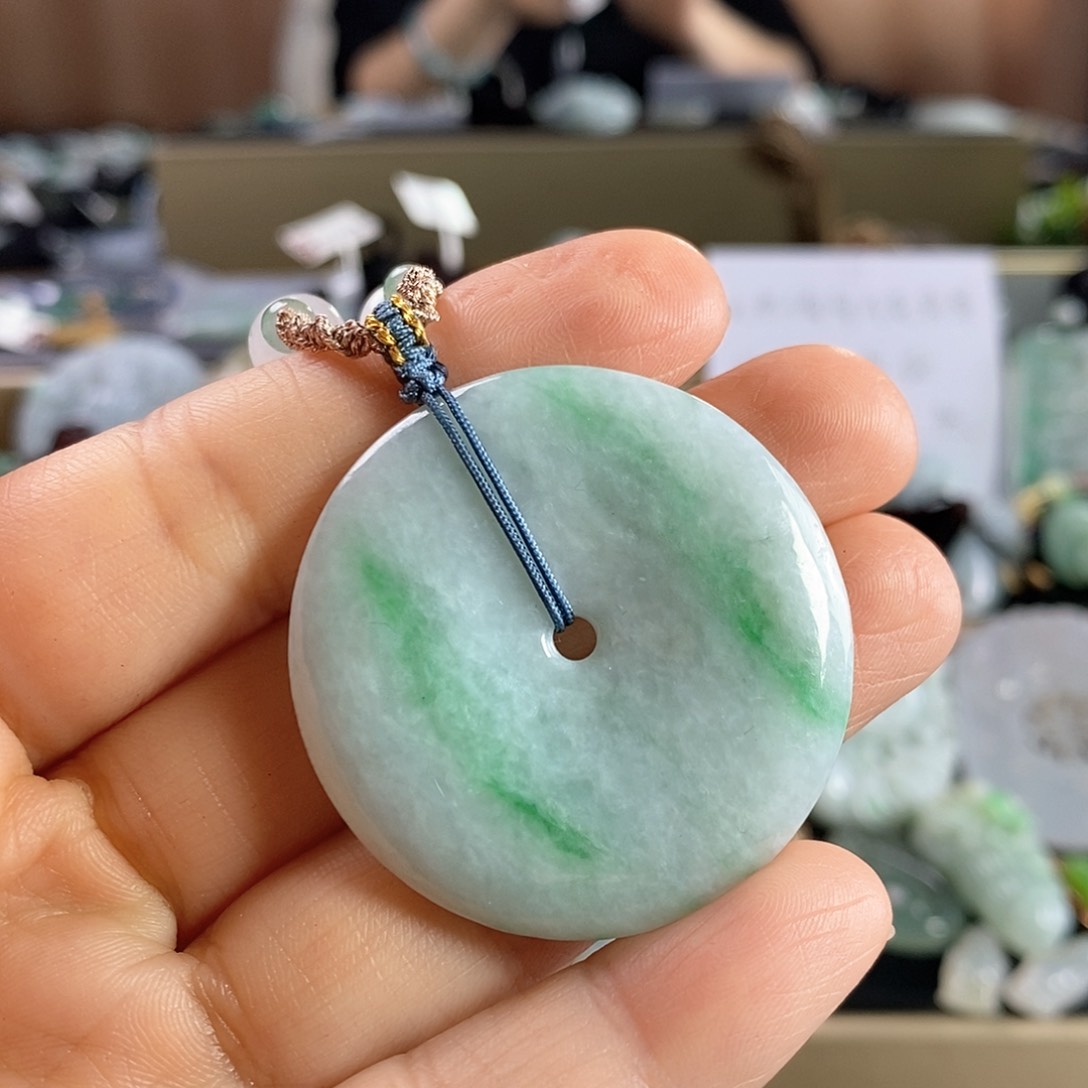 翡翠未镶嵌颈饰平安扣