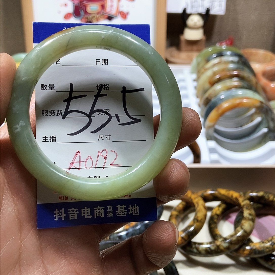 蛇纹石玉手镯未镶嵌