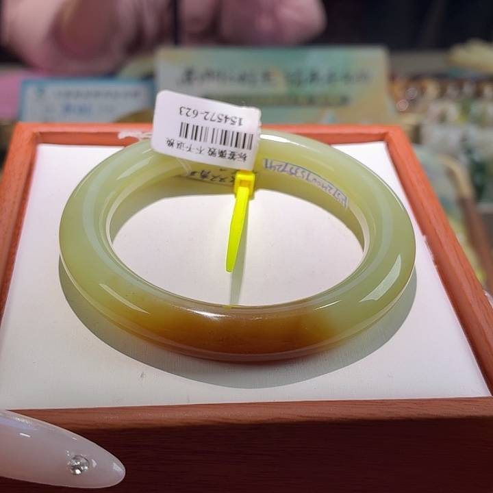 和田玉未镶嵌手镯圆条黄口带糖 53.1。21