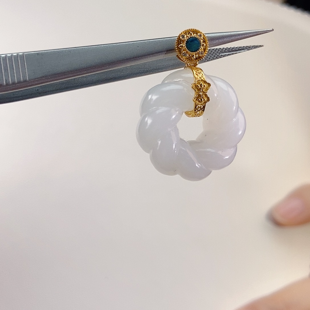 颈饰18K金镶嵌和田玉