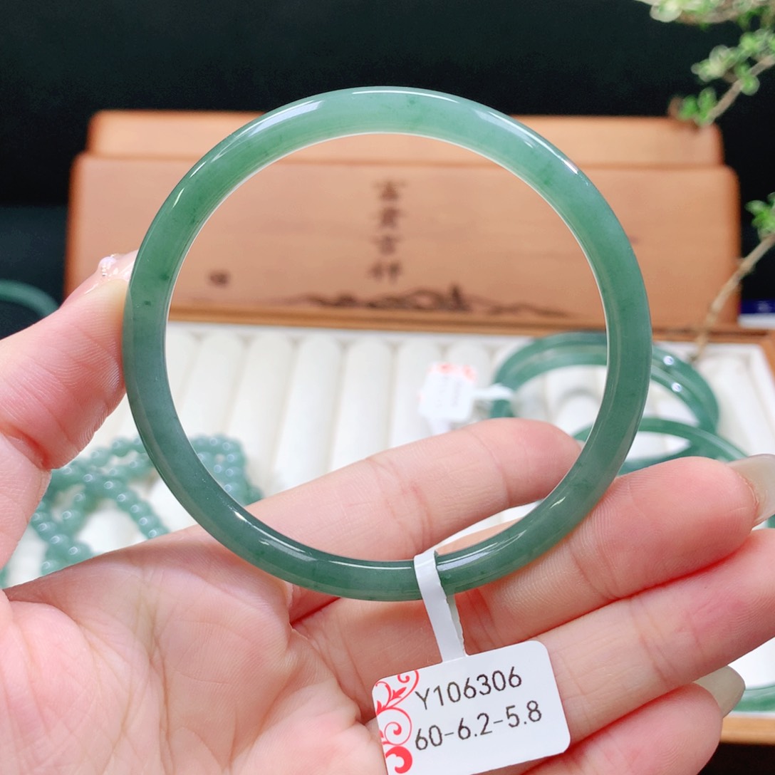 翡翠手镯未镶嵌天然