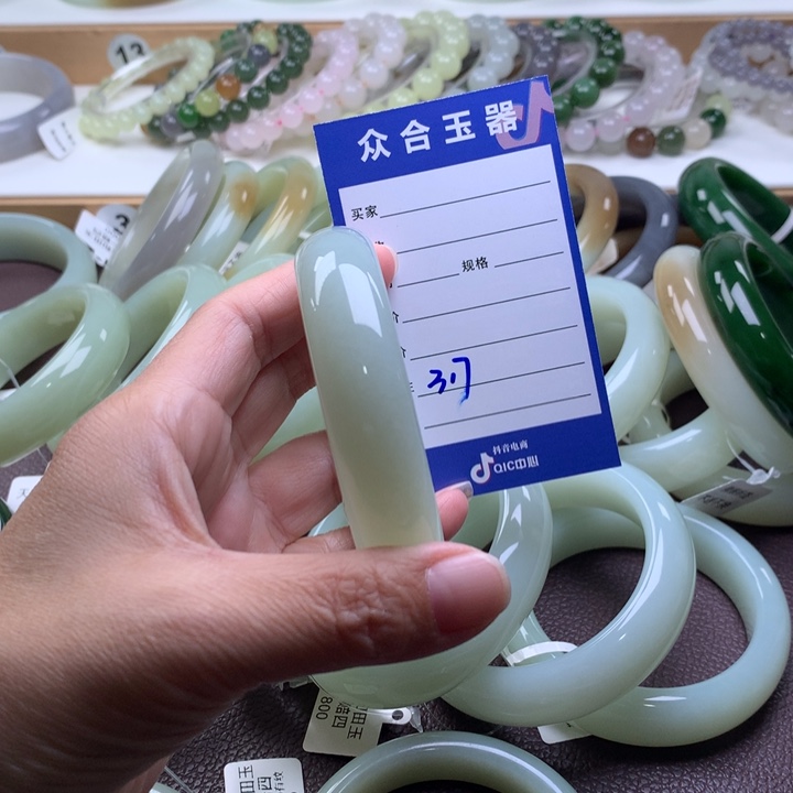 和田玉未镶嵌手镯