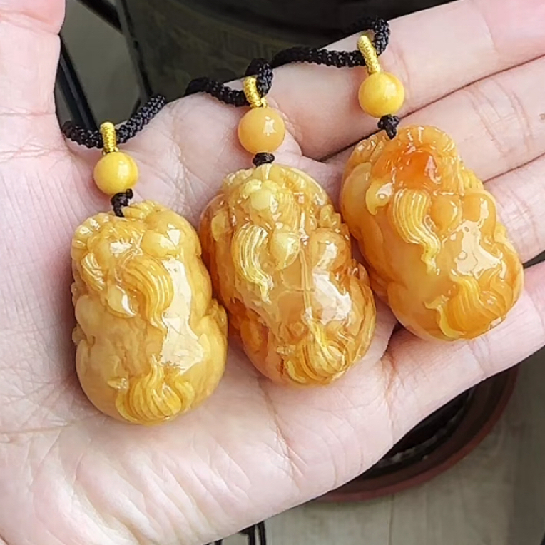 【齐福珠宝】天然原矿蜜蜡手工雕刻貔貅吊坠（多样性发其一）