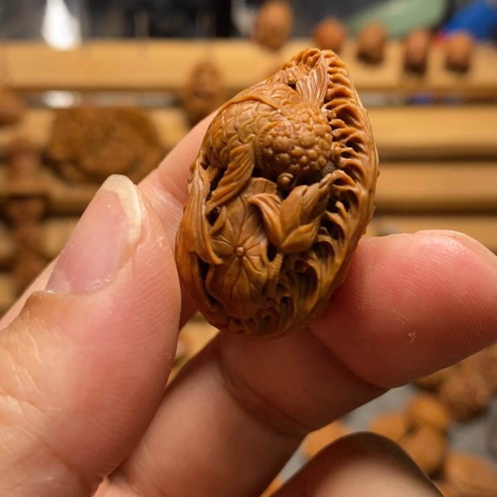 老***）核桃手工雕刻金鱼单颗