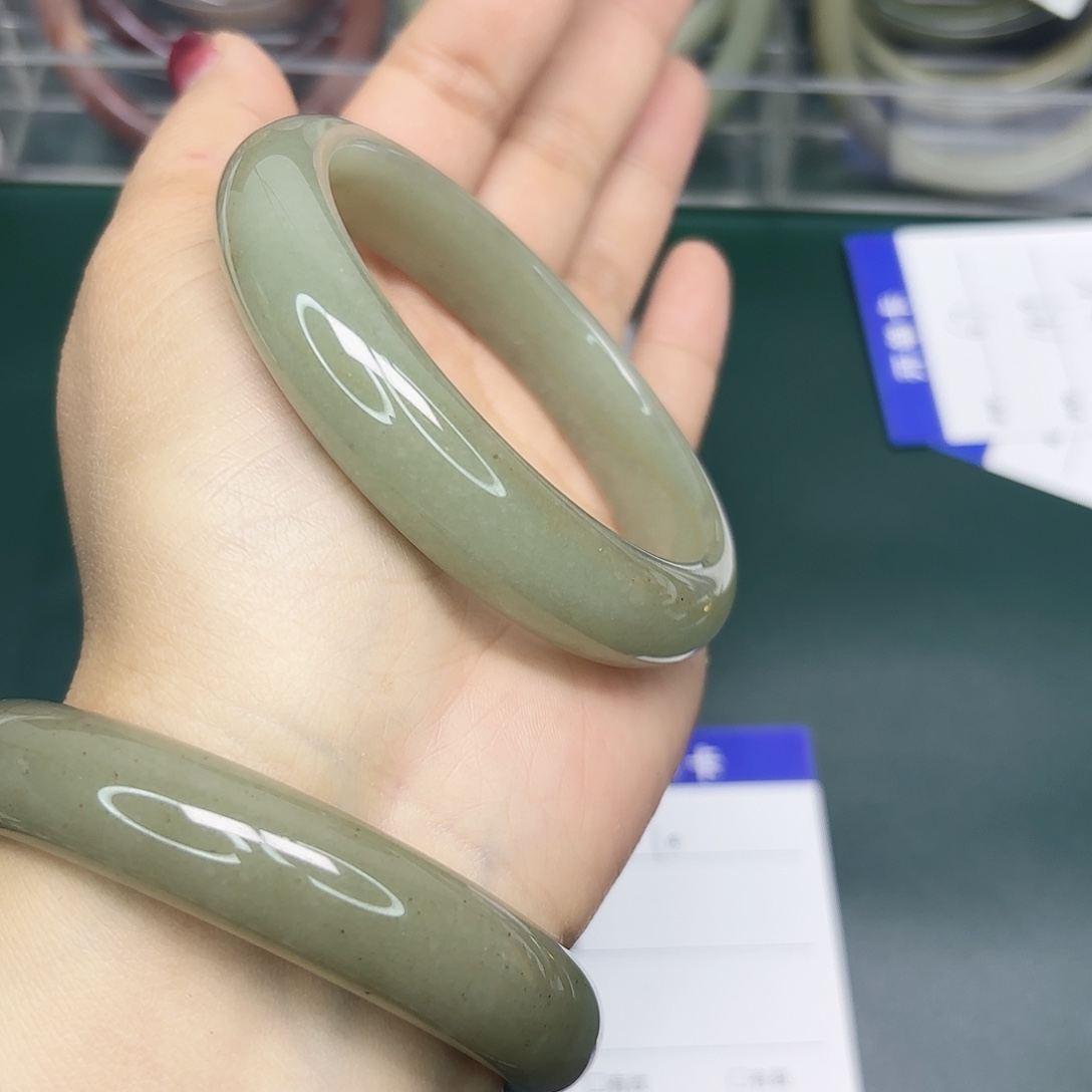 石英质玉未镶嵌手镯10/60