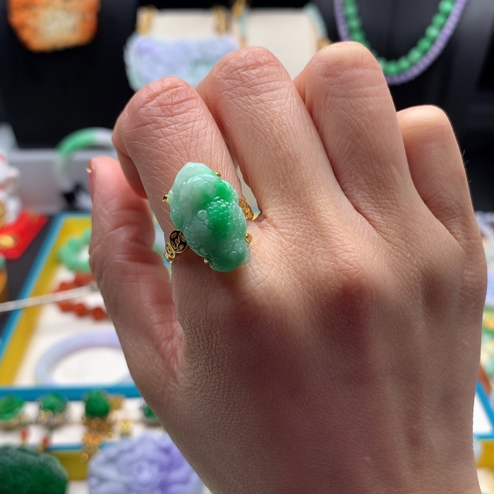 翡翠戒指未镶嵌金蟾戒指