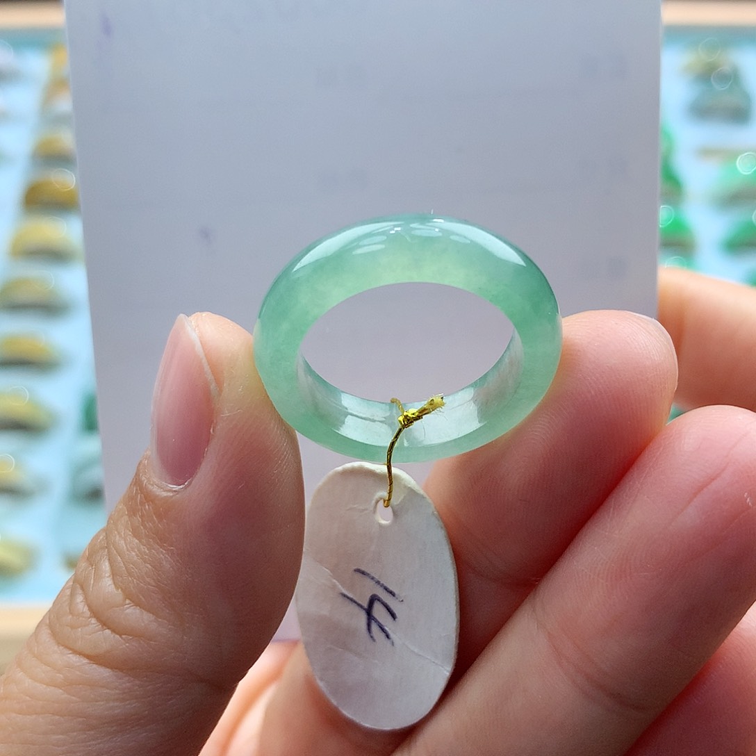 翡翠戒指未镶嵌张*啊14圈