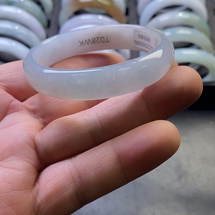 翡翠未镶嵌手镯12、贵