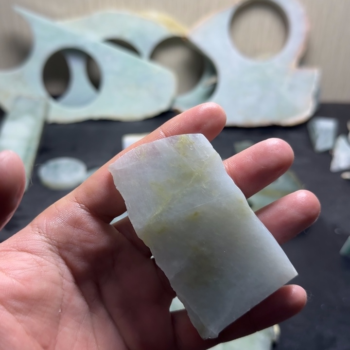 好***醒翡翠未镶嵌颈饰纯天然缅甸翡翠