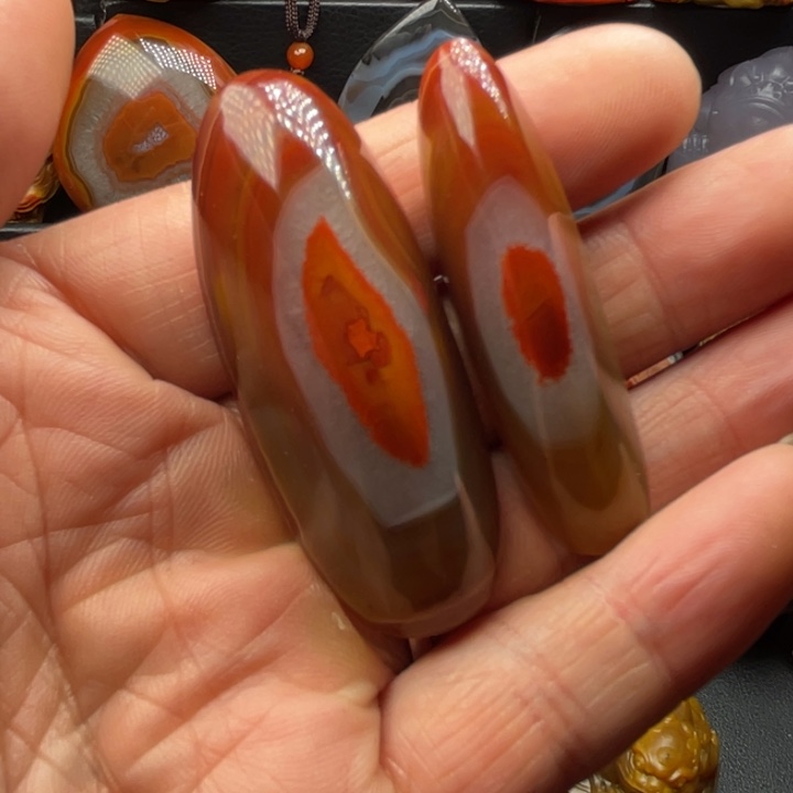 廖***道玛瑙/玉髓未镶嵌颈饰