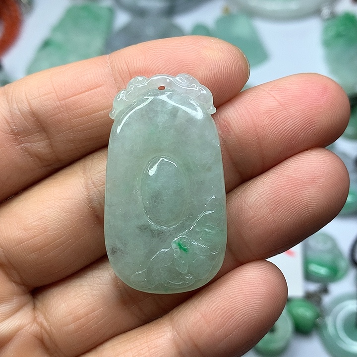 翡翠吊坠(赠链)未镶嵌