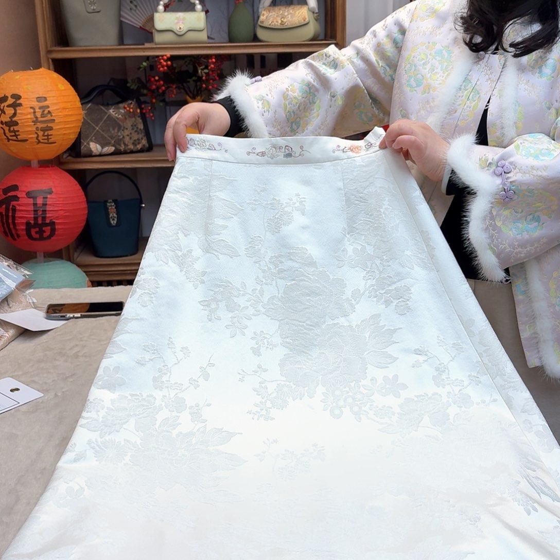 刺绣平铺68腰围丝毛缎裙子