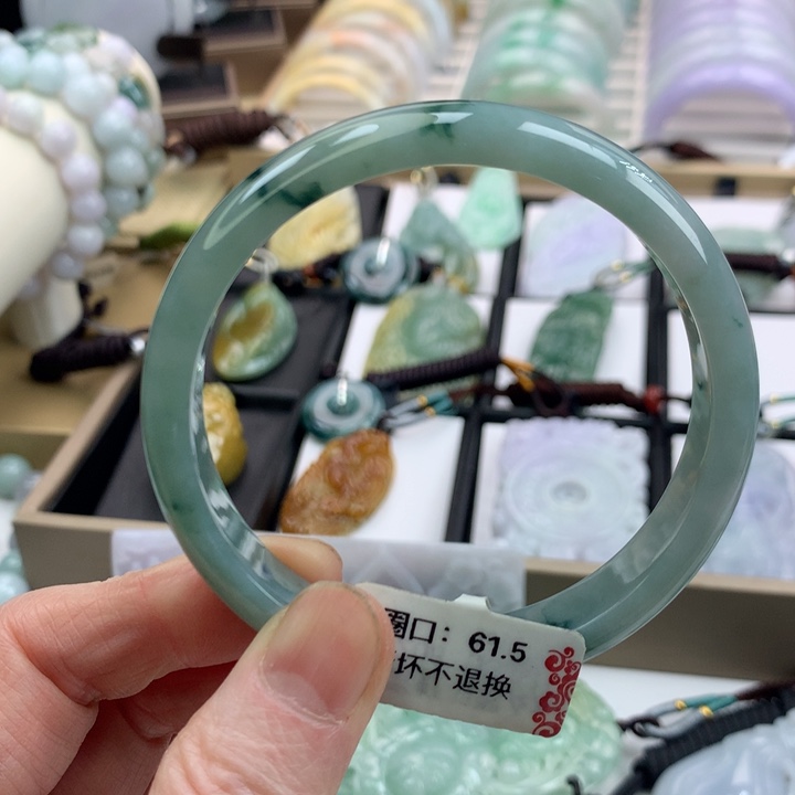 翡翠手镯未镶嵌吊坠