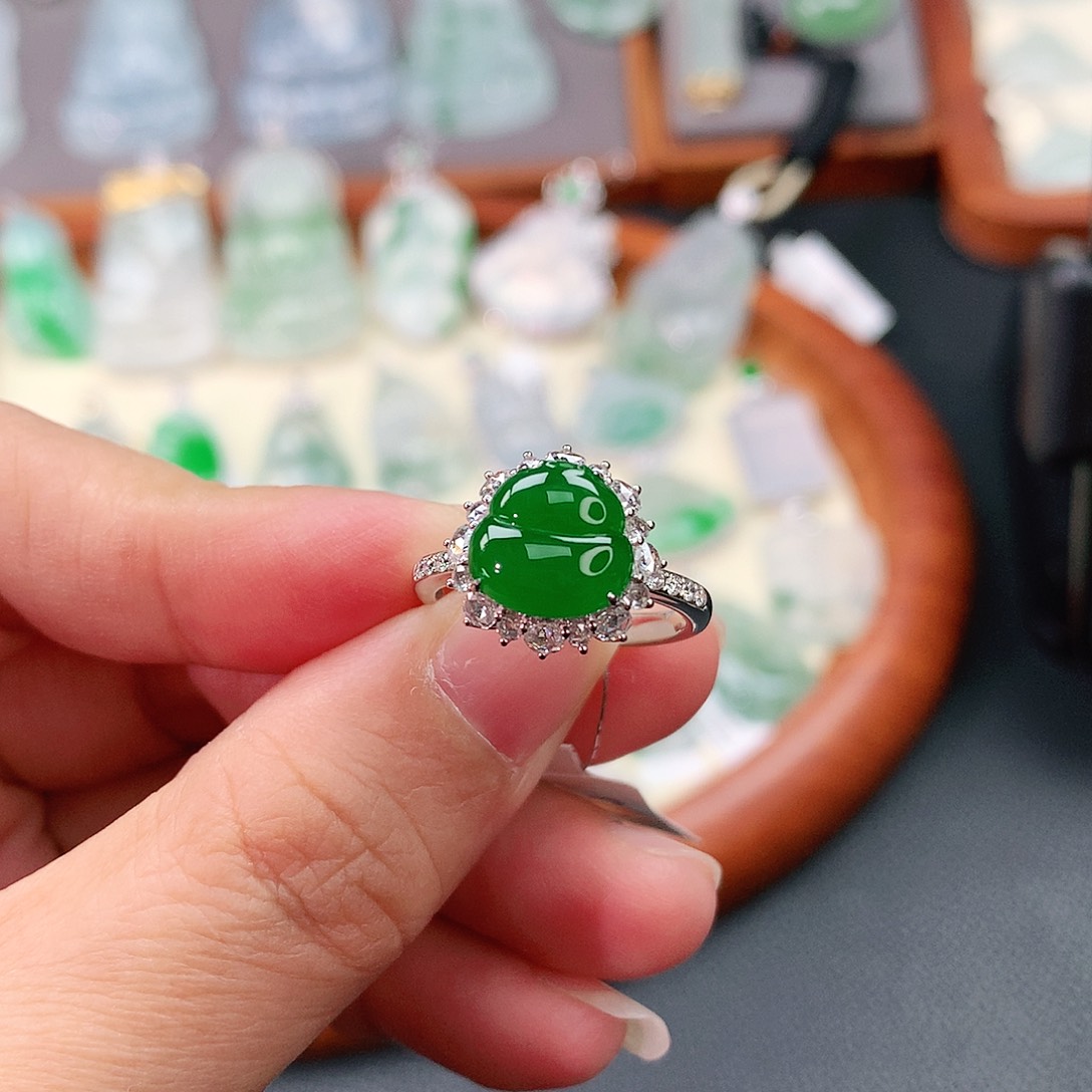 颈饰18K金镶嵌翡翠葫芦戒指