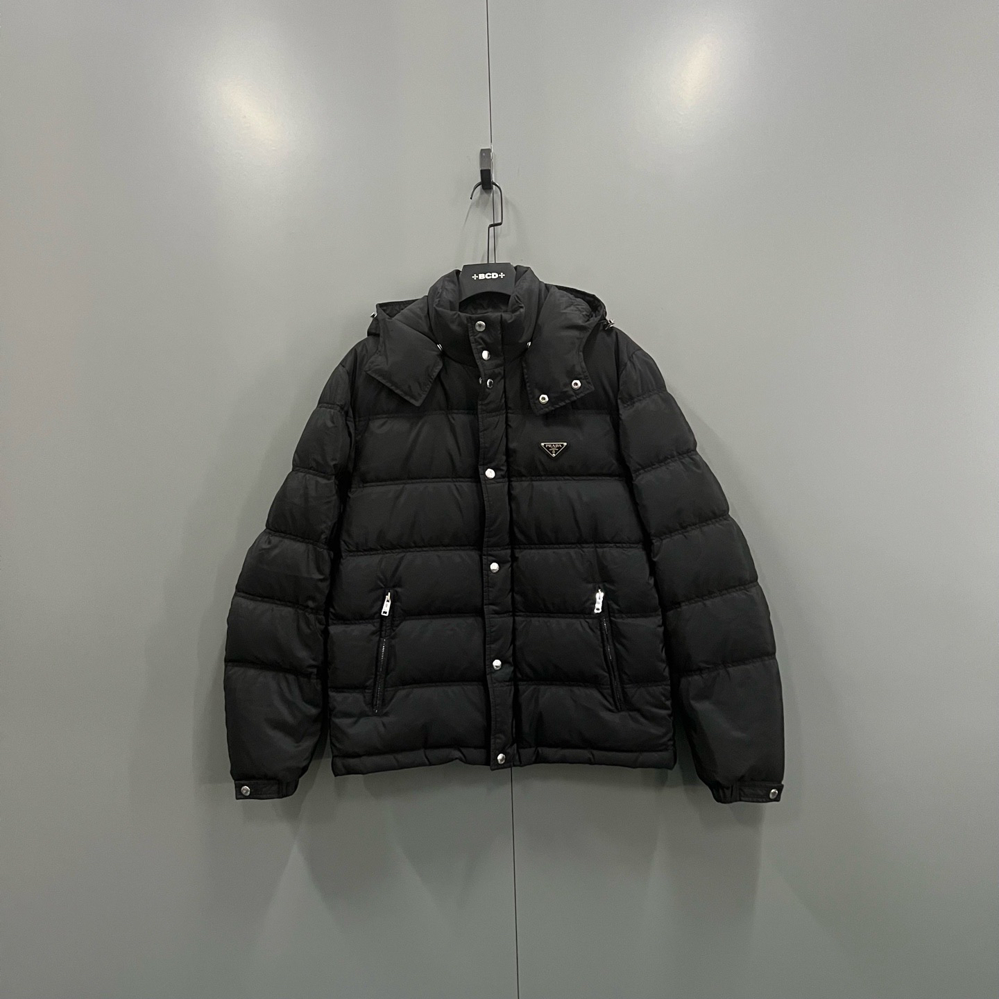 99新 Prada/普拉达 楠 黑色三角标羽绒服 50码/98新/610277