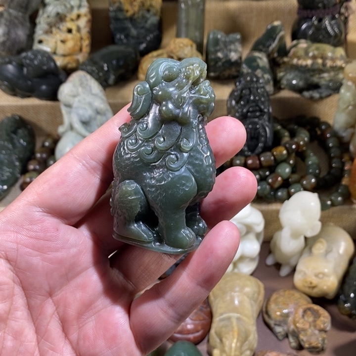 透闪石质玉未镶嵌挂件