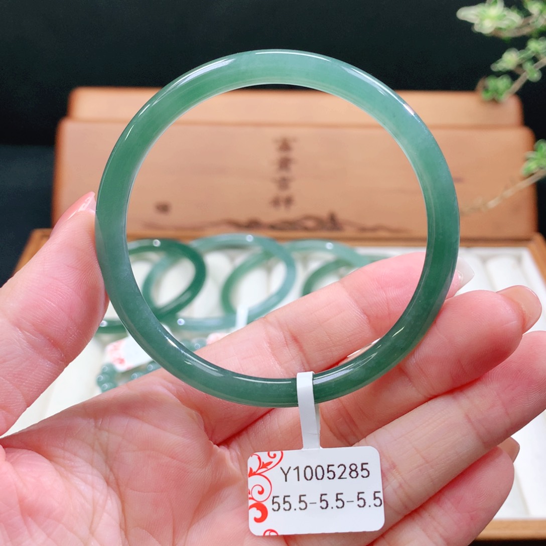 翡翠手镯未镶嵌天然