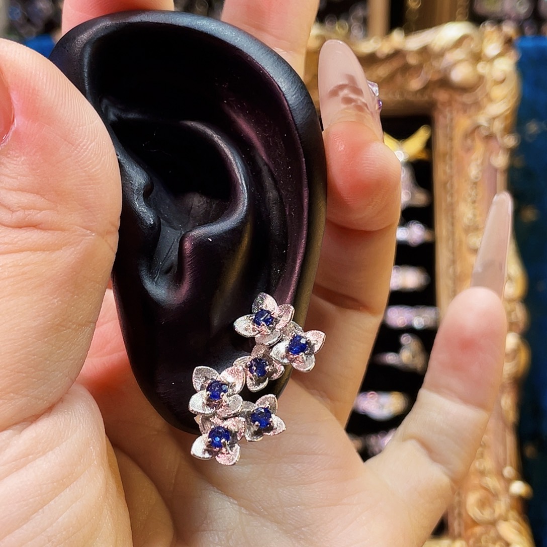 菲****925银蓝宝花朵耳钉